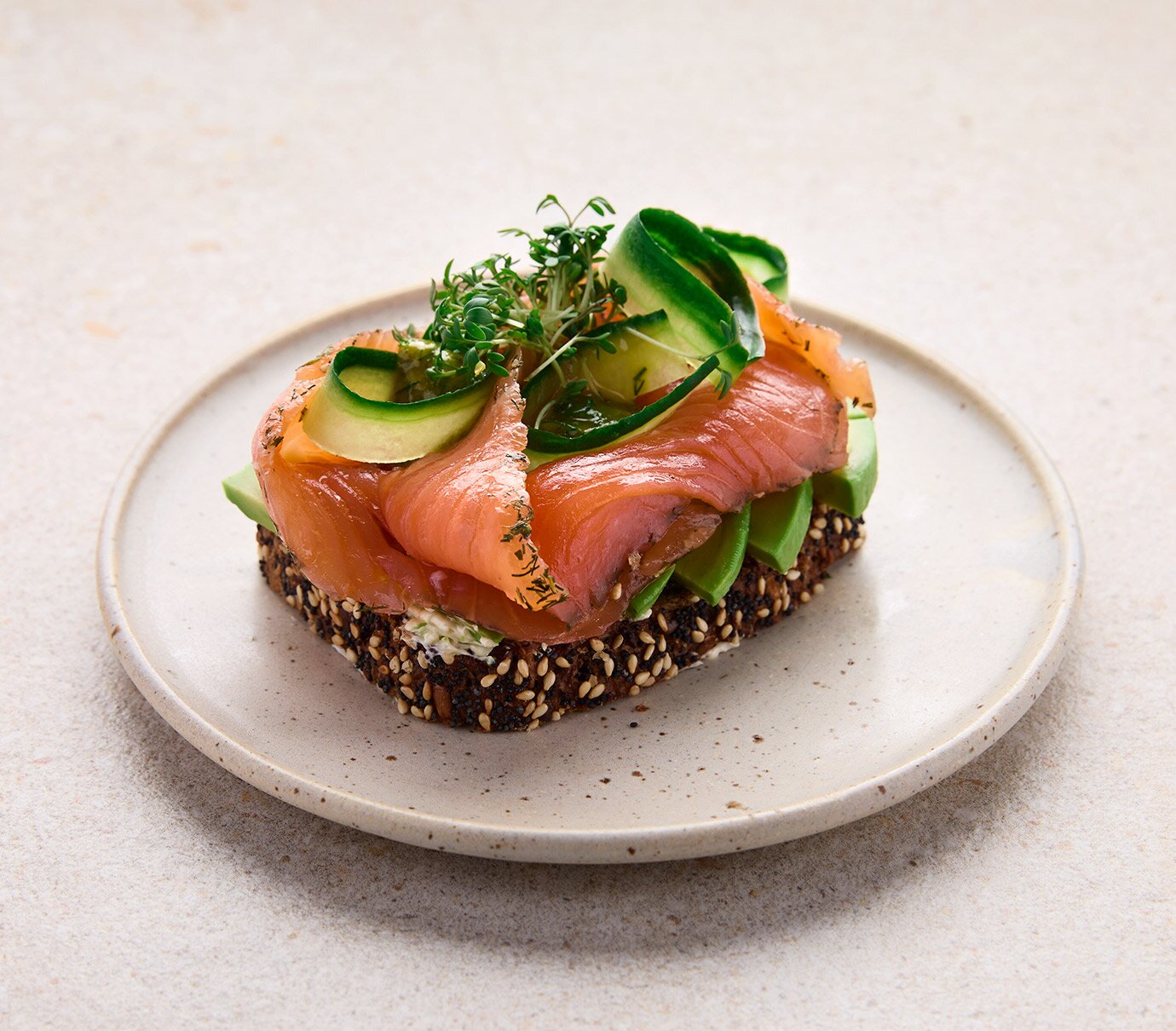 Graved Lachs auf Sauerteigbrot mit Senfsauce