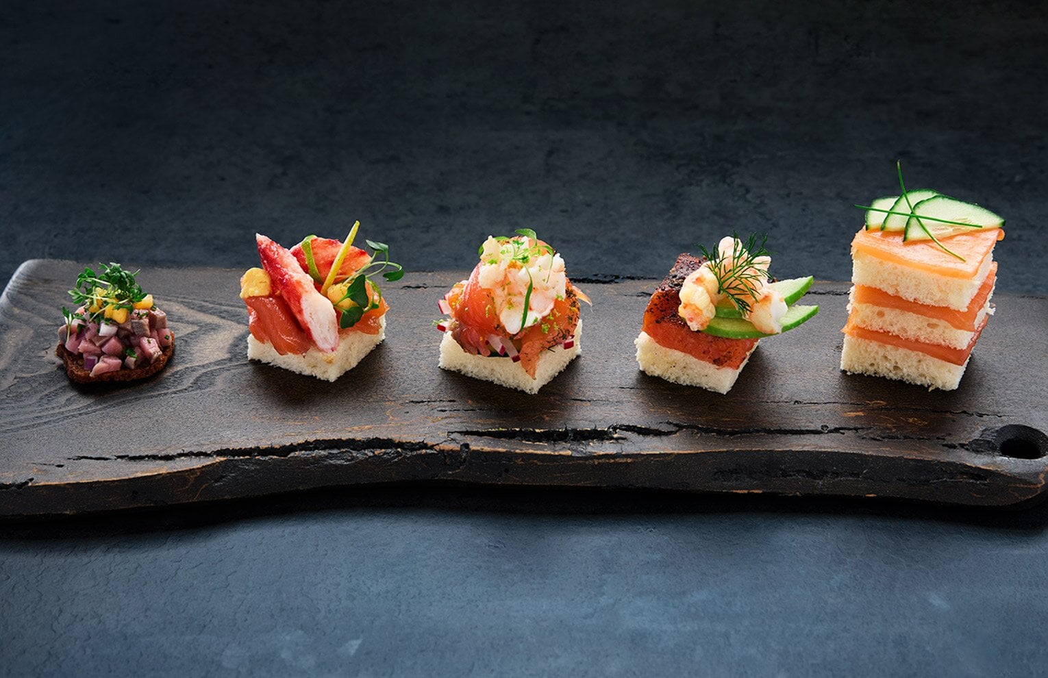 Fünf Canapés mit Lachs, Matjes und Krabbe