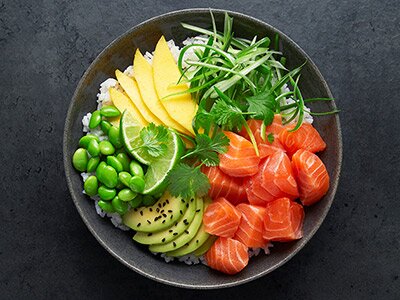 Einfache Poké-Bowl mit norwegischem Lachs