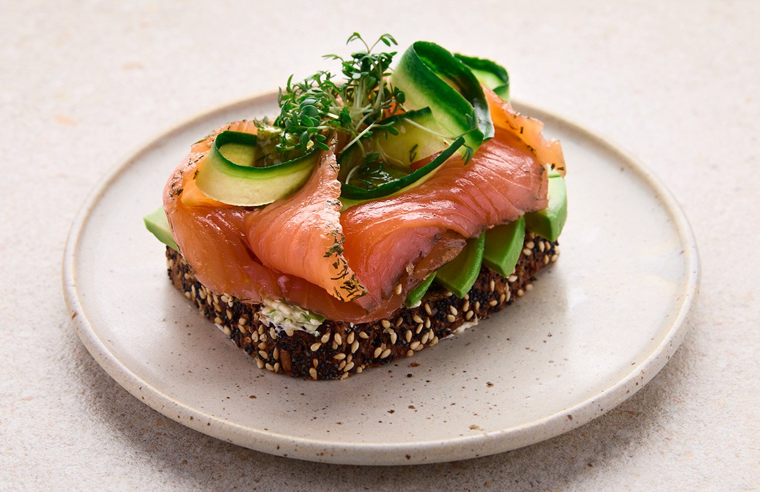 Graved Lachs auf Sauerteigbrot mit Senfsauce