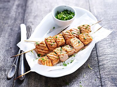 Grill-Spieße mit Lachs und Gremolata