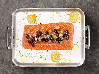 Lachs mit: Oliven. Knoblauch. Zitrone.