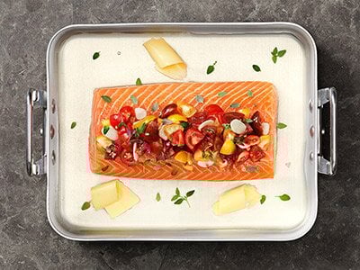 Lachs mit: Tomate. Thymian. Wein.