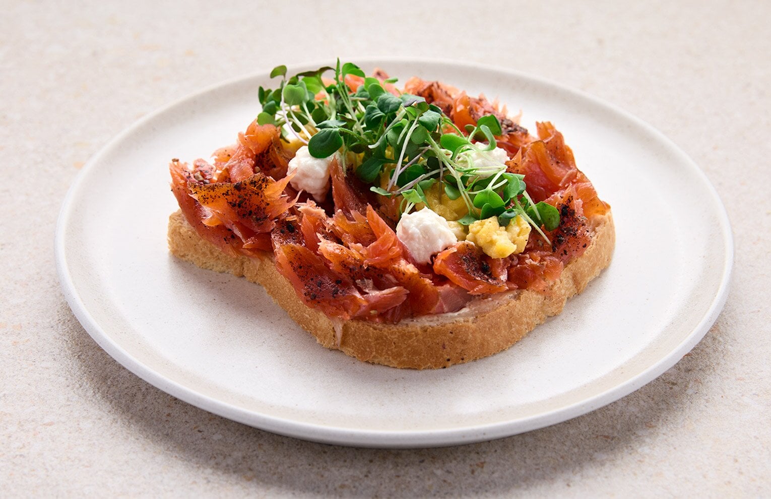 Pulled Lachs auf Toast mit Rührei