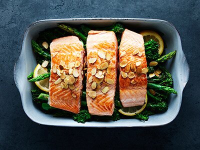 Gebackener norwegischer Lachs mit Broccolini und Mandeln