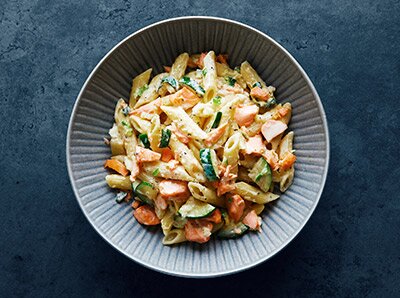 Pasta mit norwegischem Lachs und Zucchini
