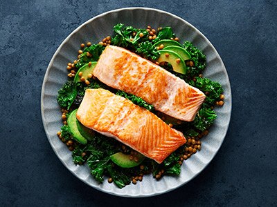 Gebratener Lachs mit Grünkohl und Linsen