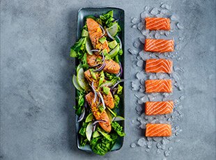 Im Ofen gebackener Lachs mit Zitrone