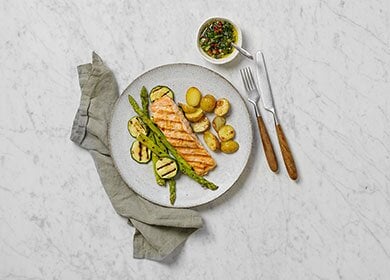 Gebratener norwegischer Lachs mit Salsa Verde