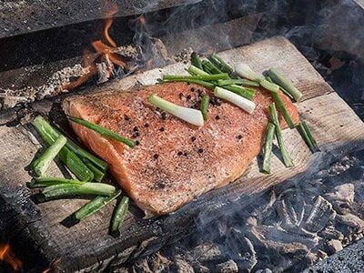 Ursprünglich Lachs grillen auf Holzplanken