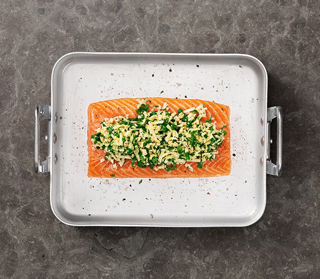 Lachs mit: Mandeln. Petersilie. Cheddar.