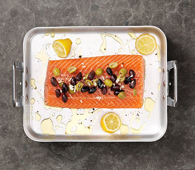 Lachs mit: Oliven. Knoblauch. Zitrone.