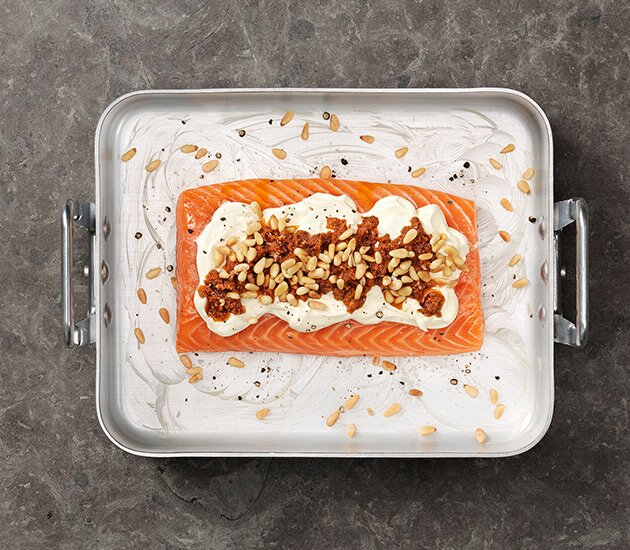 Lachs mit: Pesto. Creme Fraiche. Pinienkerne.