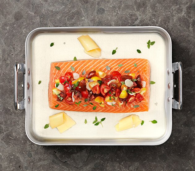 Lachs mit: Tomate. Thymian. Wein.