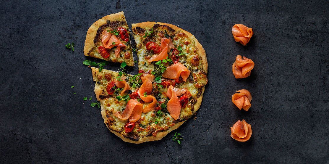 Pizza mit Pesto, Mozzarella und geräuchertem Lachs