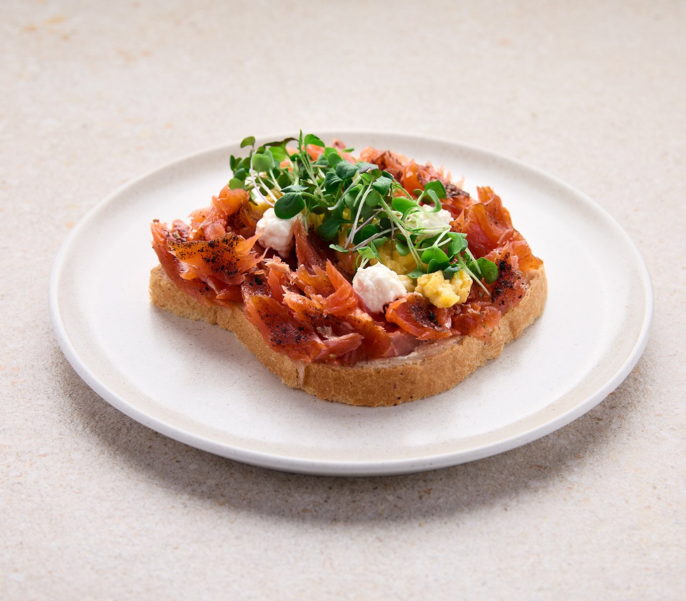 Pulled Lachs auf Toast mit Rührei