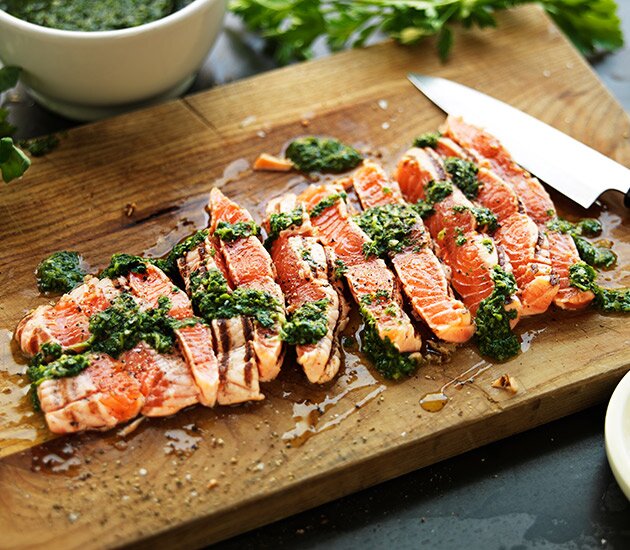 Kurz angegrillter Lachs in dünnen Scheiben mit Chimichurri