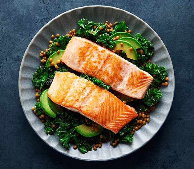 Gebratener Lachs mit Grünkohl und Linsen