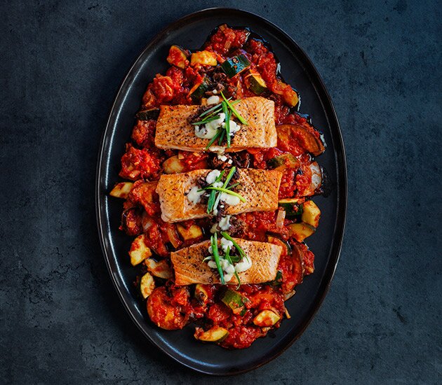 In der Pfanne gebratener norwegischer Lachs mit Parmesan