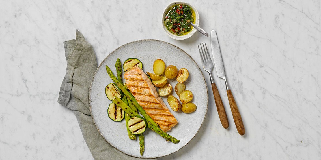 Gebratener norwegischer Lachs mit Salsa Verde