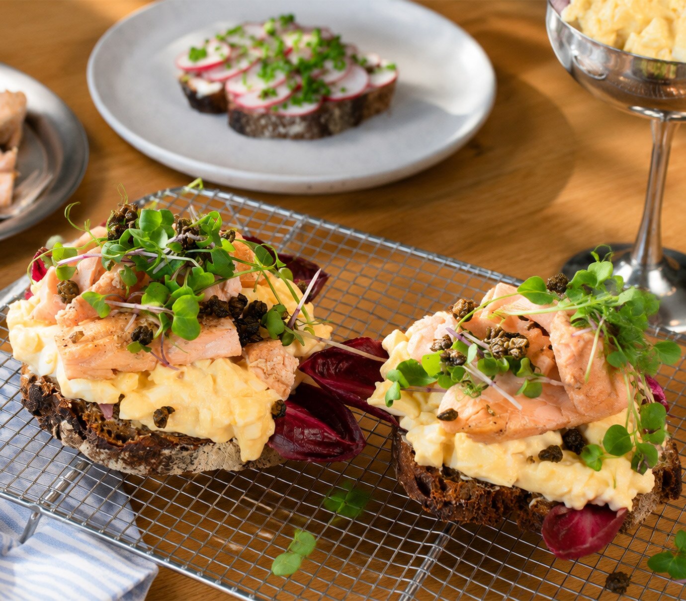 Smørbrød mit Lachs und Eiersalat