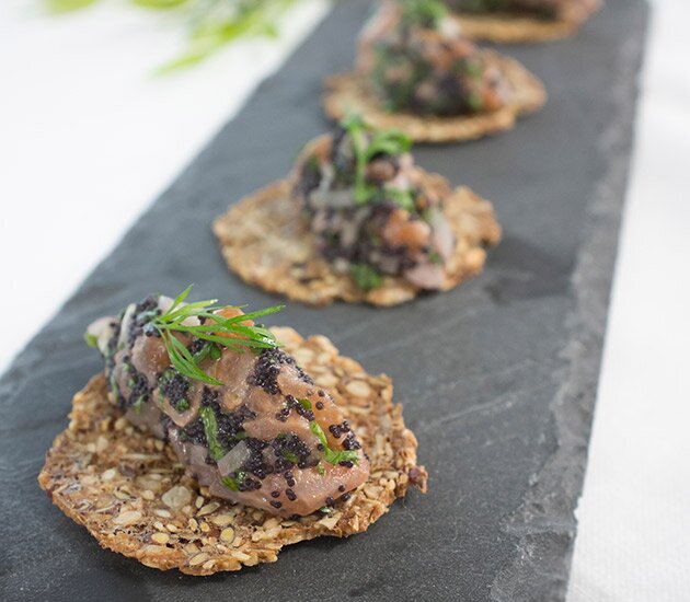 Tartar vom Lachs mit Kaviar und Dill