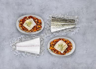 Kurz gebratene Skrei-Rückenfilets mit Bohnen, Süßkartoffel und Thymian