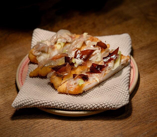 Frittierter norwegischer Skrei-Bauch mit Dulse, Lauch und Trüffel-Algen-Mayonnaise