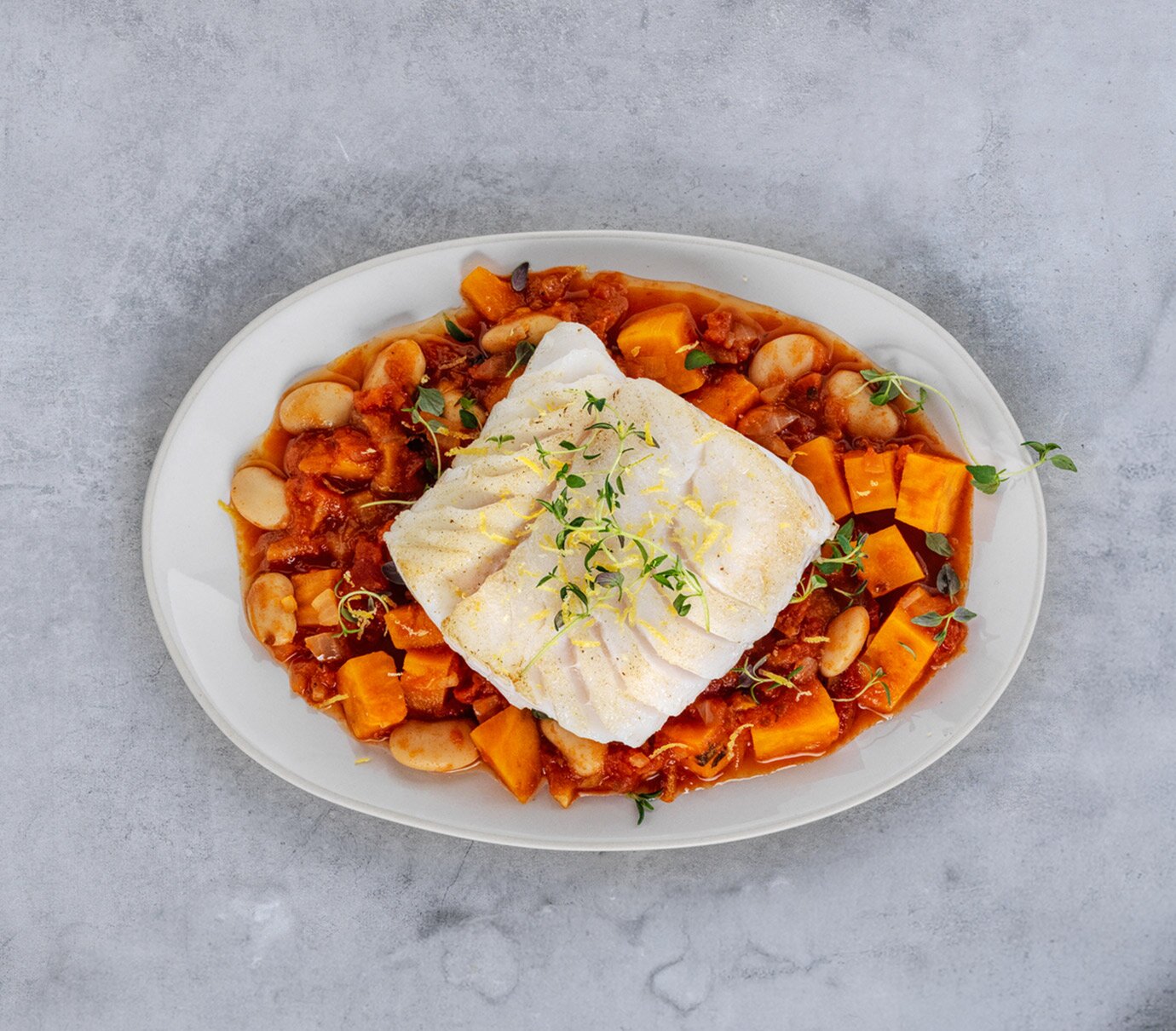Kurz gebratene Skrei-Rückenfilets mit Bohnen, Süßkartoffel und Thymian