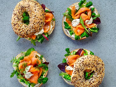 Norwegischer Räucherlachs-Bagel