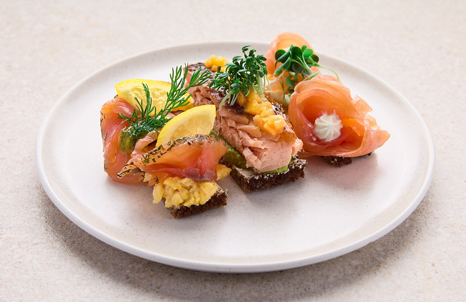 Dreierlei vom Lachs auf Roggenbrot