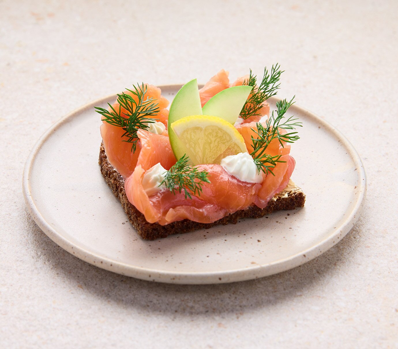 Smørbrød mit Räucherlachs und Frischkäse