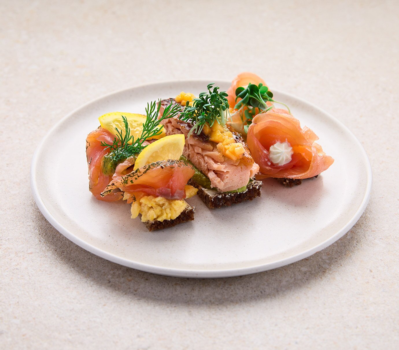 Dreierlei vom Lachs auf Roggenbrot