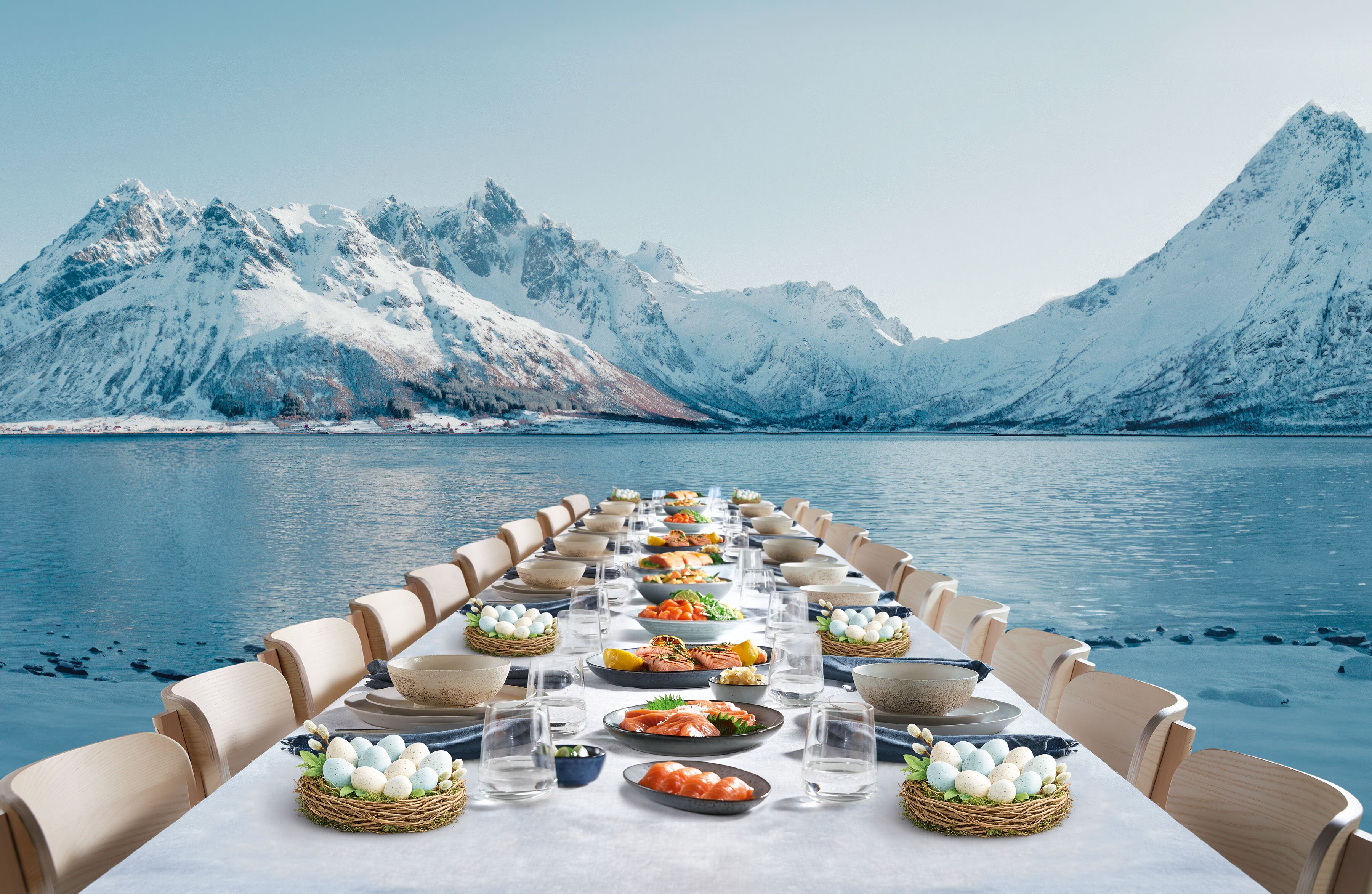 Tisch gedeckt zu Ostern mit norwegischem Lachs