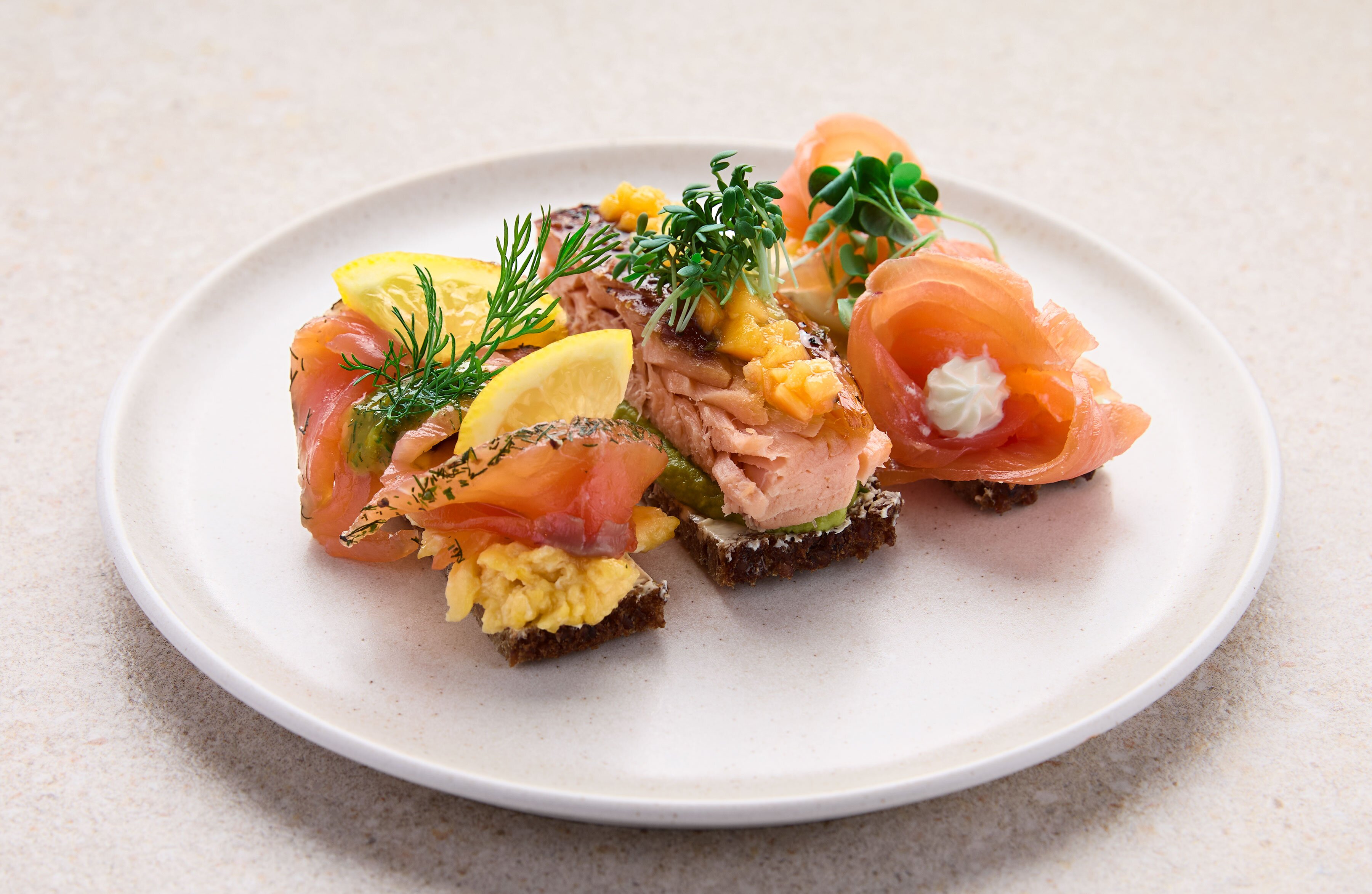 Smörrebröd mit norwegischem lachs