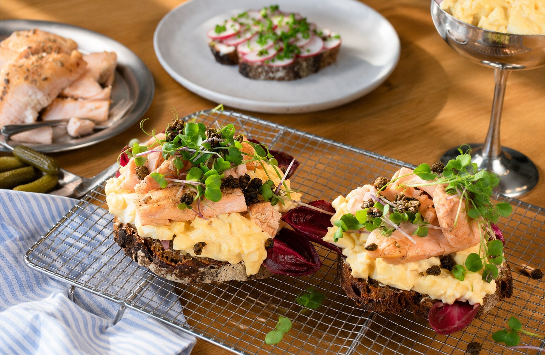 Tisch gedeckt zu Ostern mit norwegischem Lachs