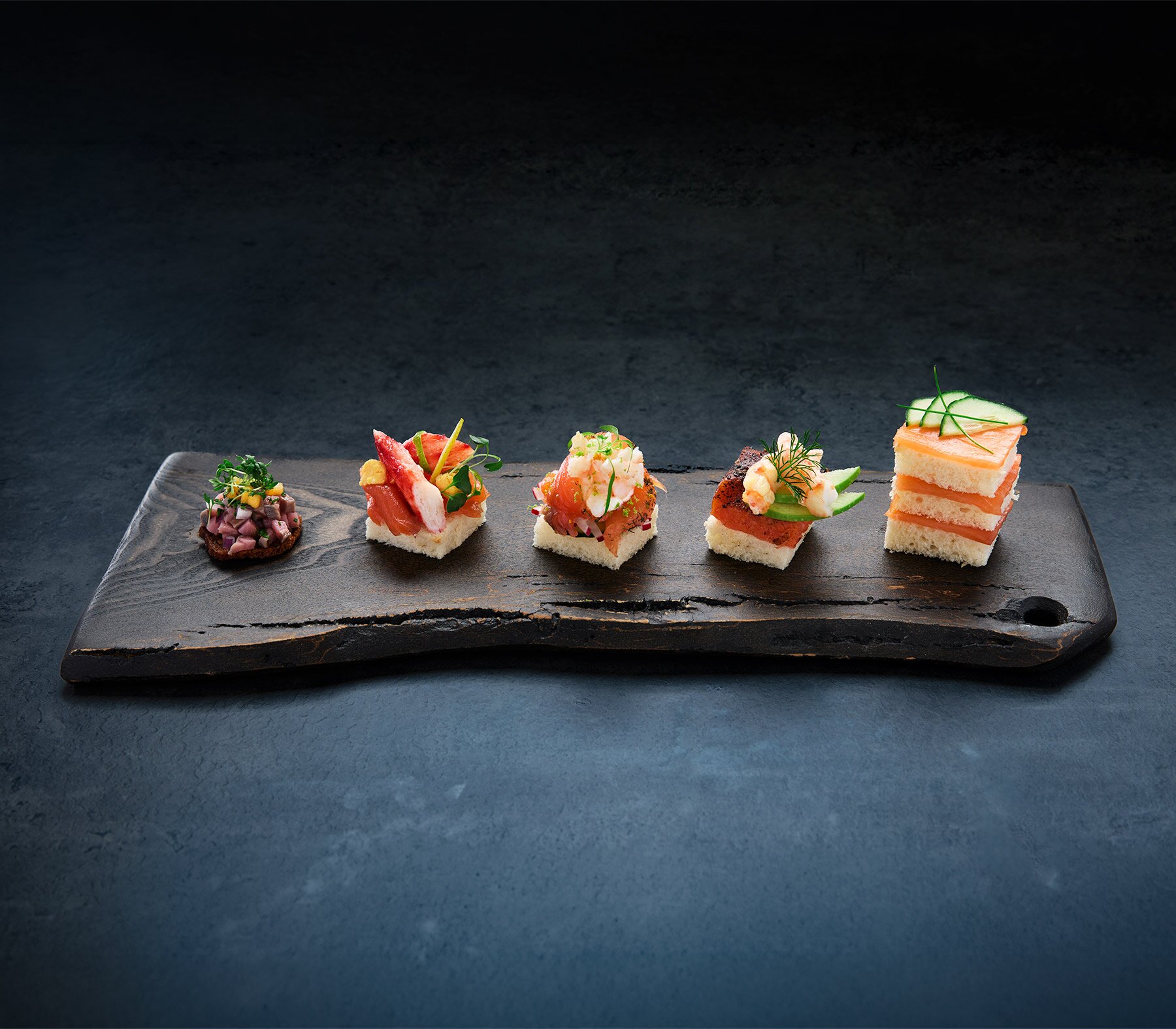 Fünf canapés mit lachs