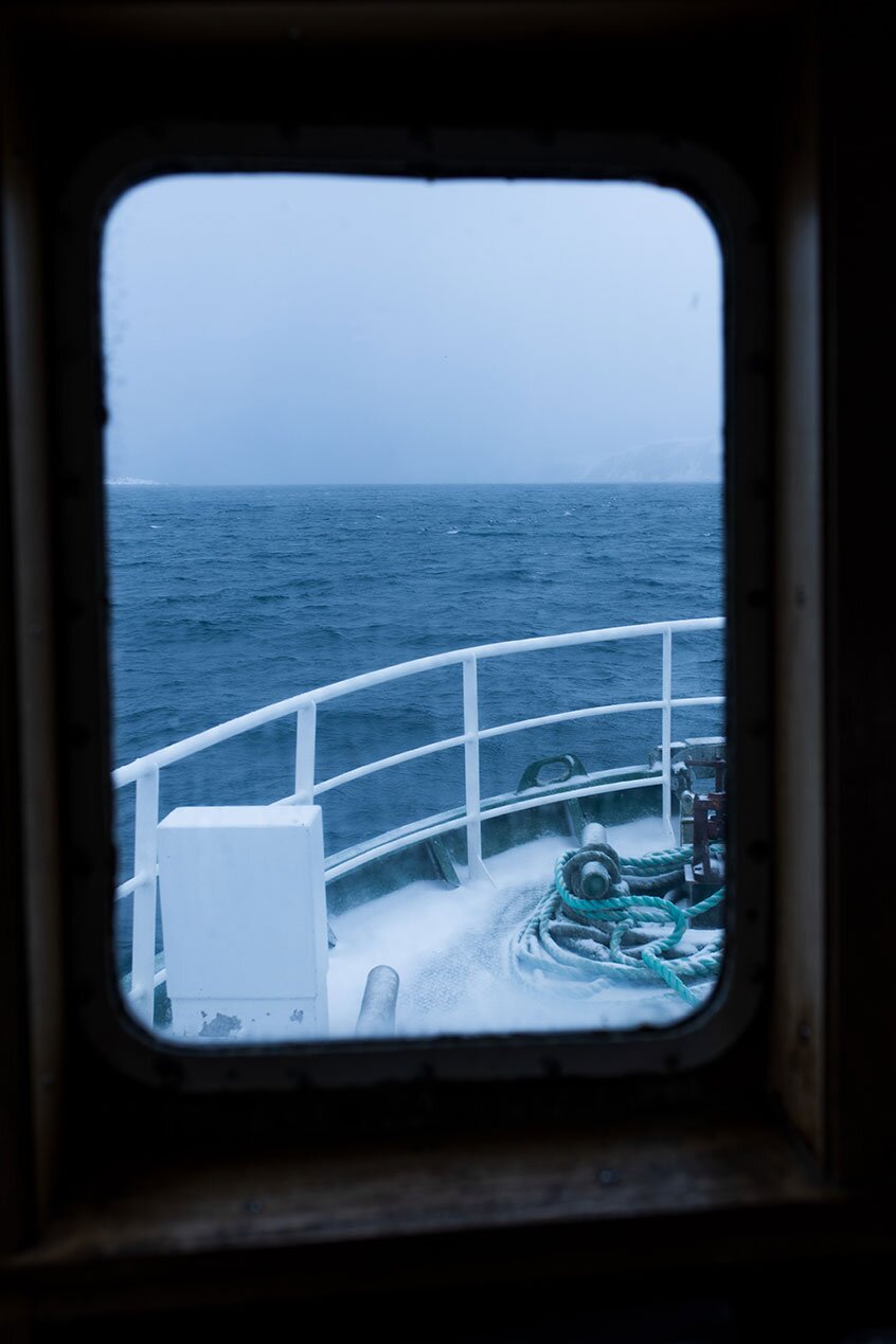 Blick aus einem Fenster auf das Boot