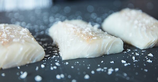 Seelachsfilets auf Schneidebrett