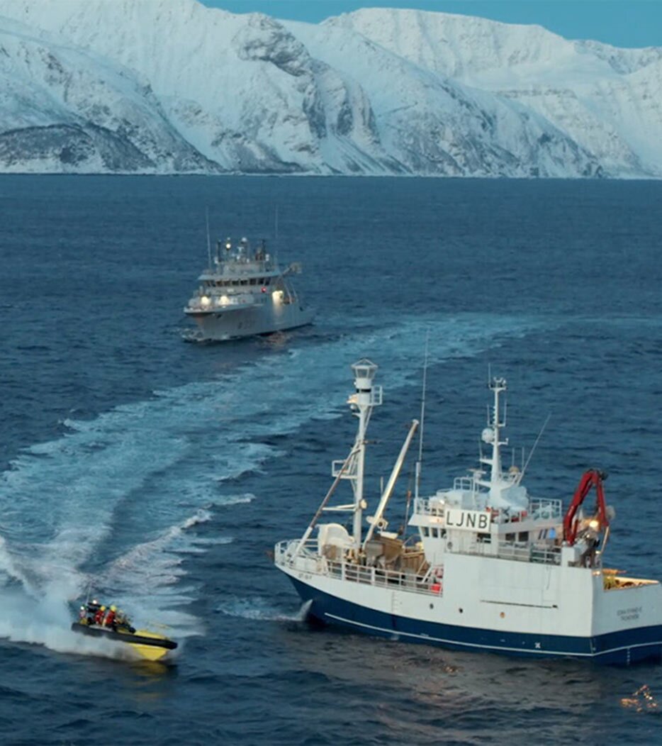 Die Küstenwache inspiziert ein Schiff