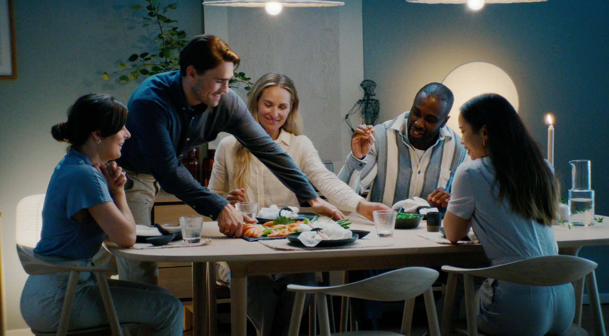 Freunde um einen Esstisch